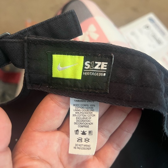 Women’s Nike Black Hat - Picture 3 of 6